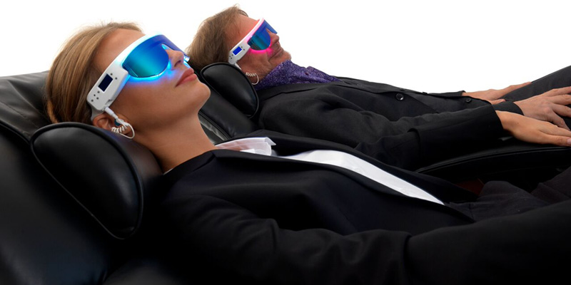 Les lunettes PSIO en séance de couple pour expérimenter la luminothérapie relaxation hypnotique.